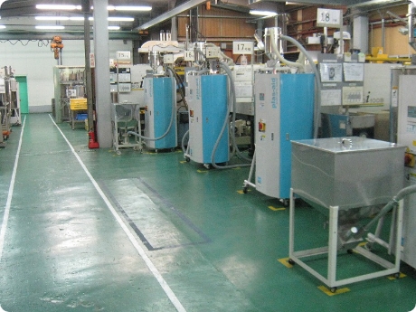 横型成形機20台。24時間稼働